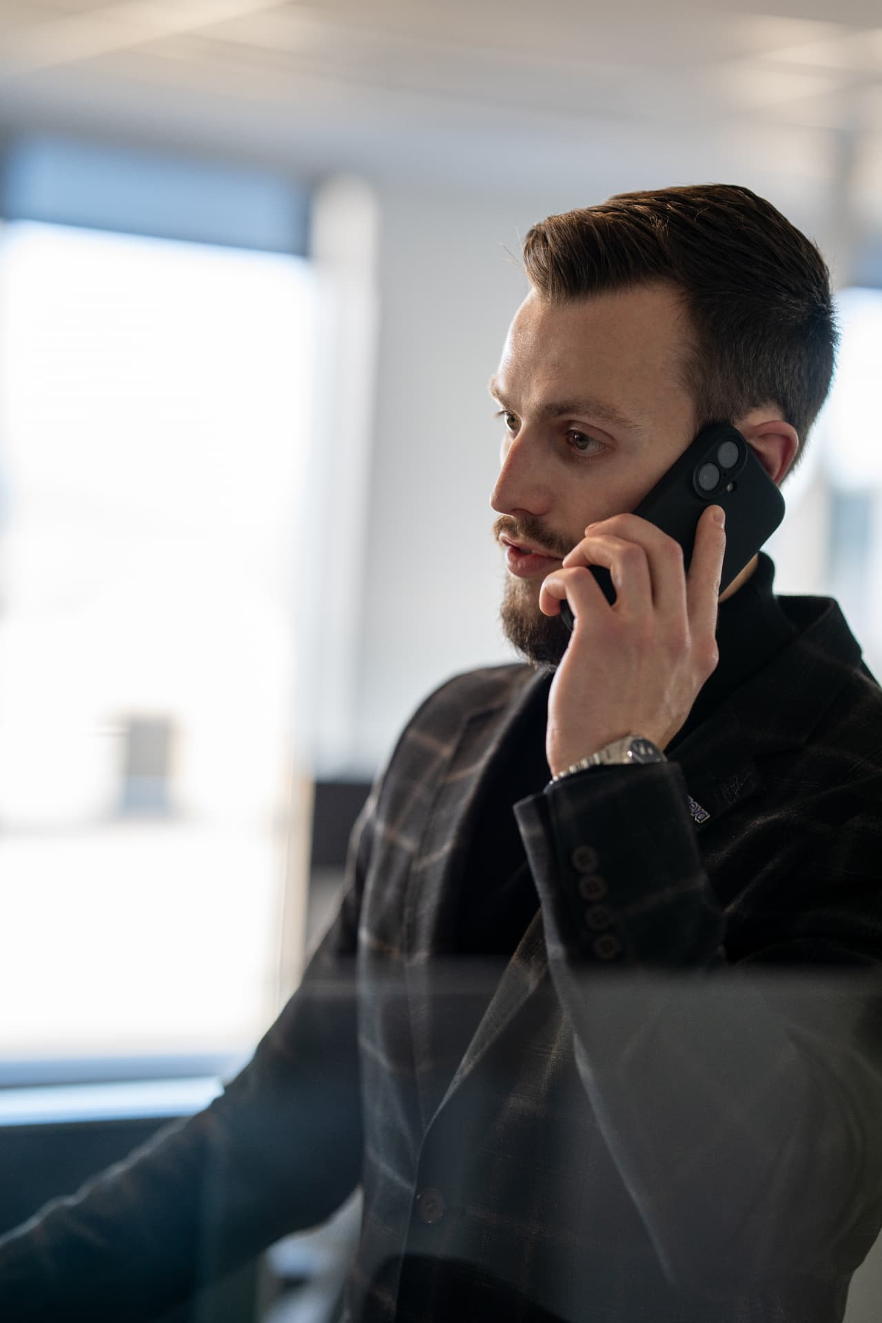 Alexandre Richard au téléphone à son bureau