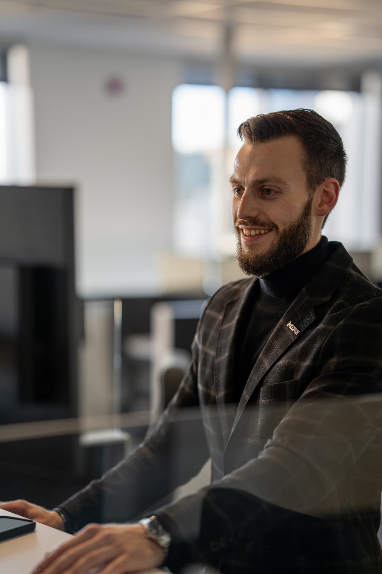 Alexandre Richard souriant à son bureau